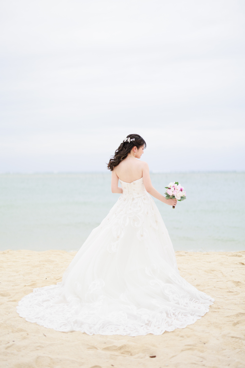 純白ドレスとヘアスタイルがよくお似合いで可愛い♡