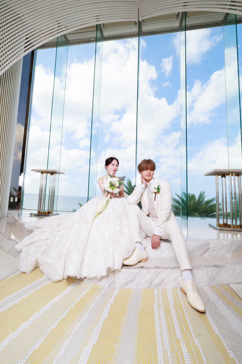 白タキシード×個性的なブートニアで、お洒落さUP