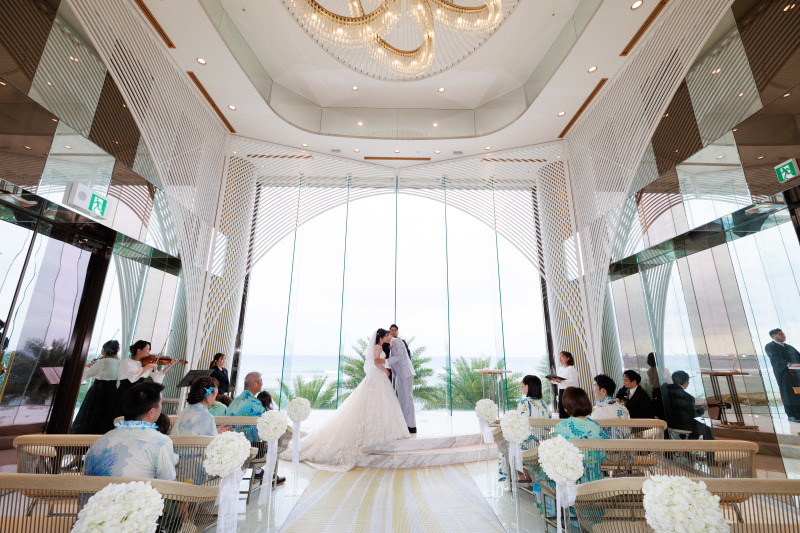 向い合い手を取合ってベールアップ&誓いの口づけへ