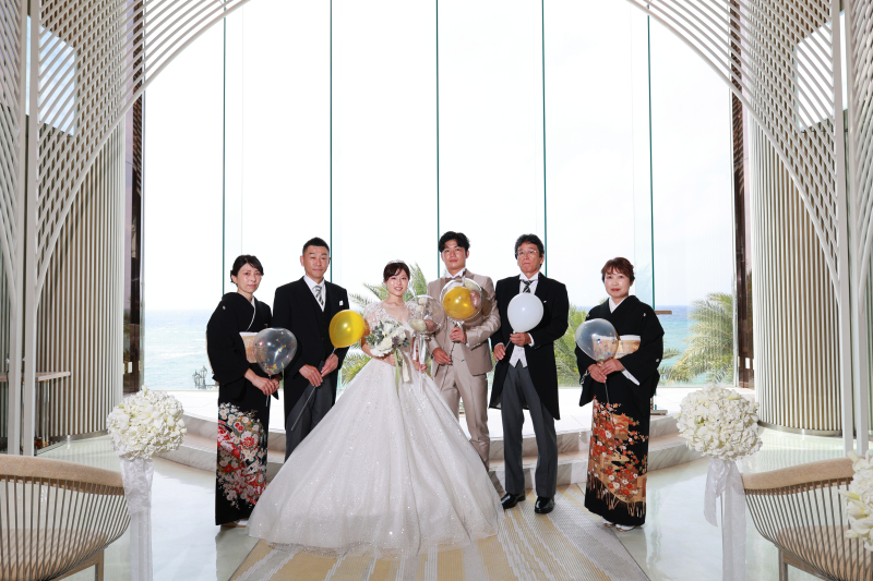 リゾートチャペルでふたりの結婚を記念した集合写真