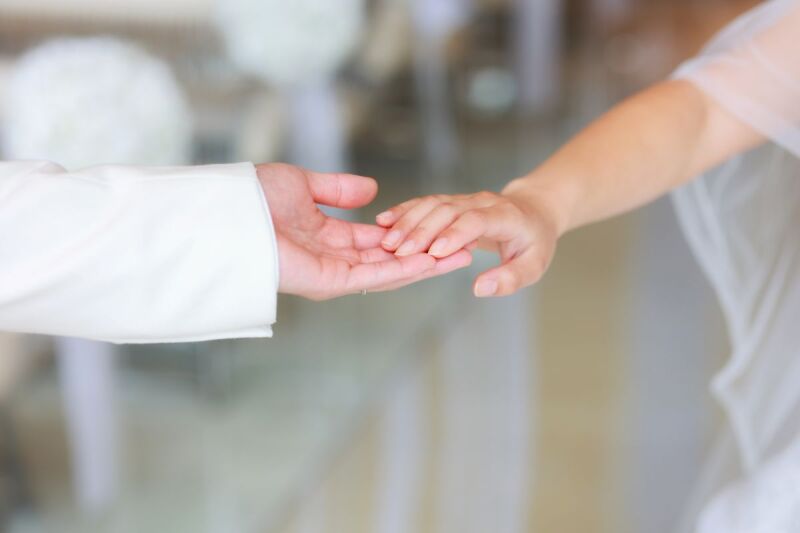 祭壇前では、ご新郎さまがご新婦さまをエスコート♡