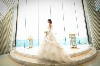 海の見えるチャペルの祭壇で