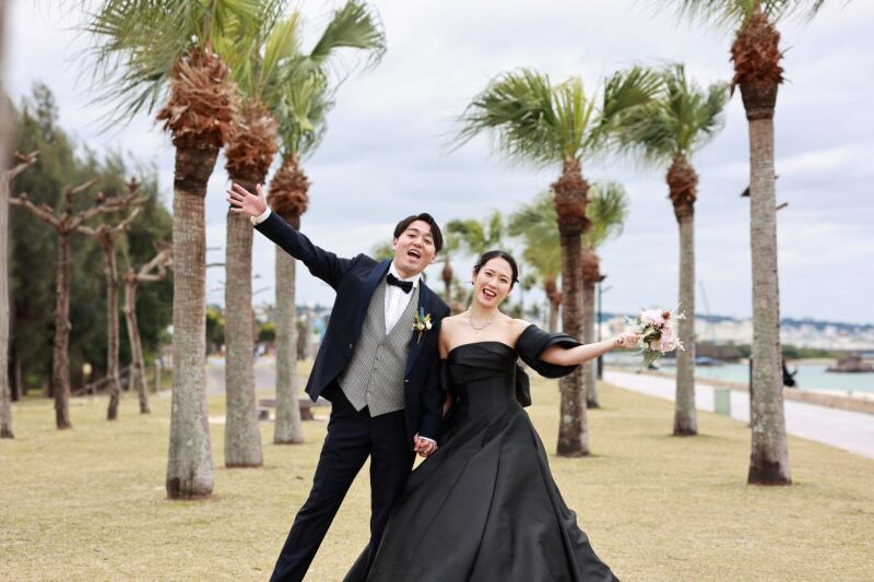 リゾートの緑に映える、おふたりの幸せな輝く笑顔