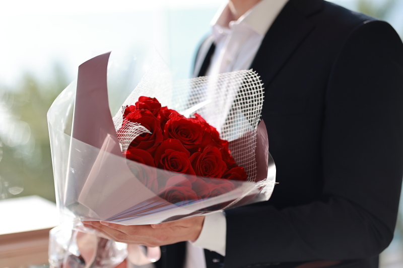 12本のバラの花束