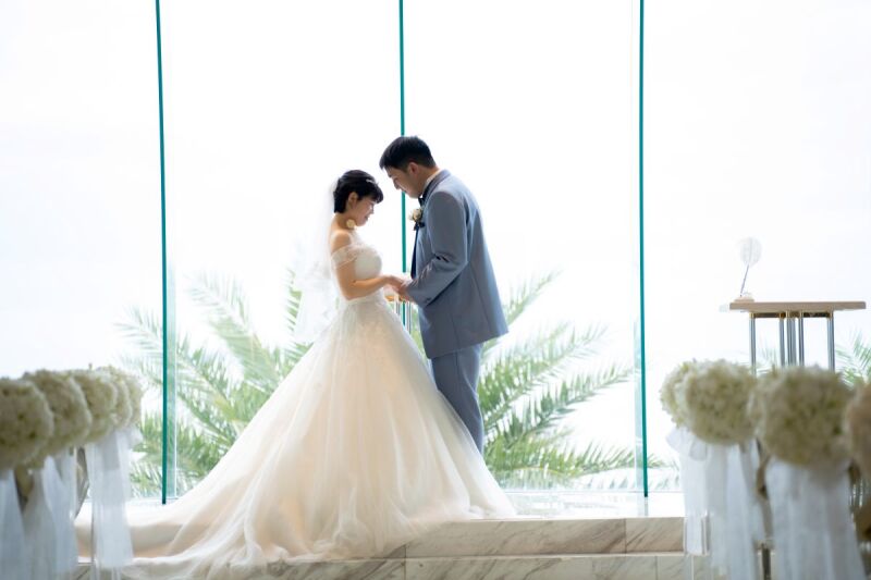 祭壇で向かい合って