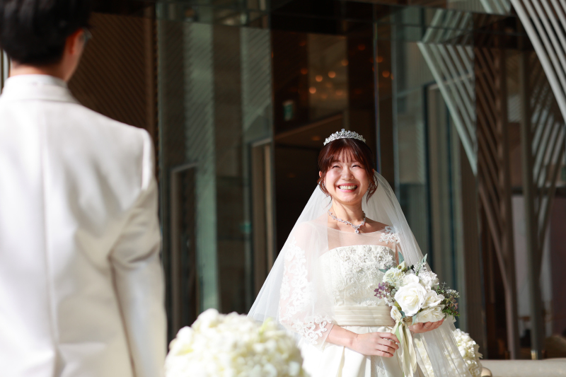 静寂の中、扉の方を見つめて待機されているご新郎様