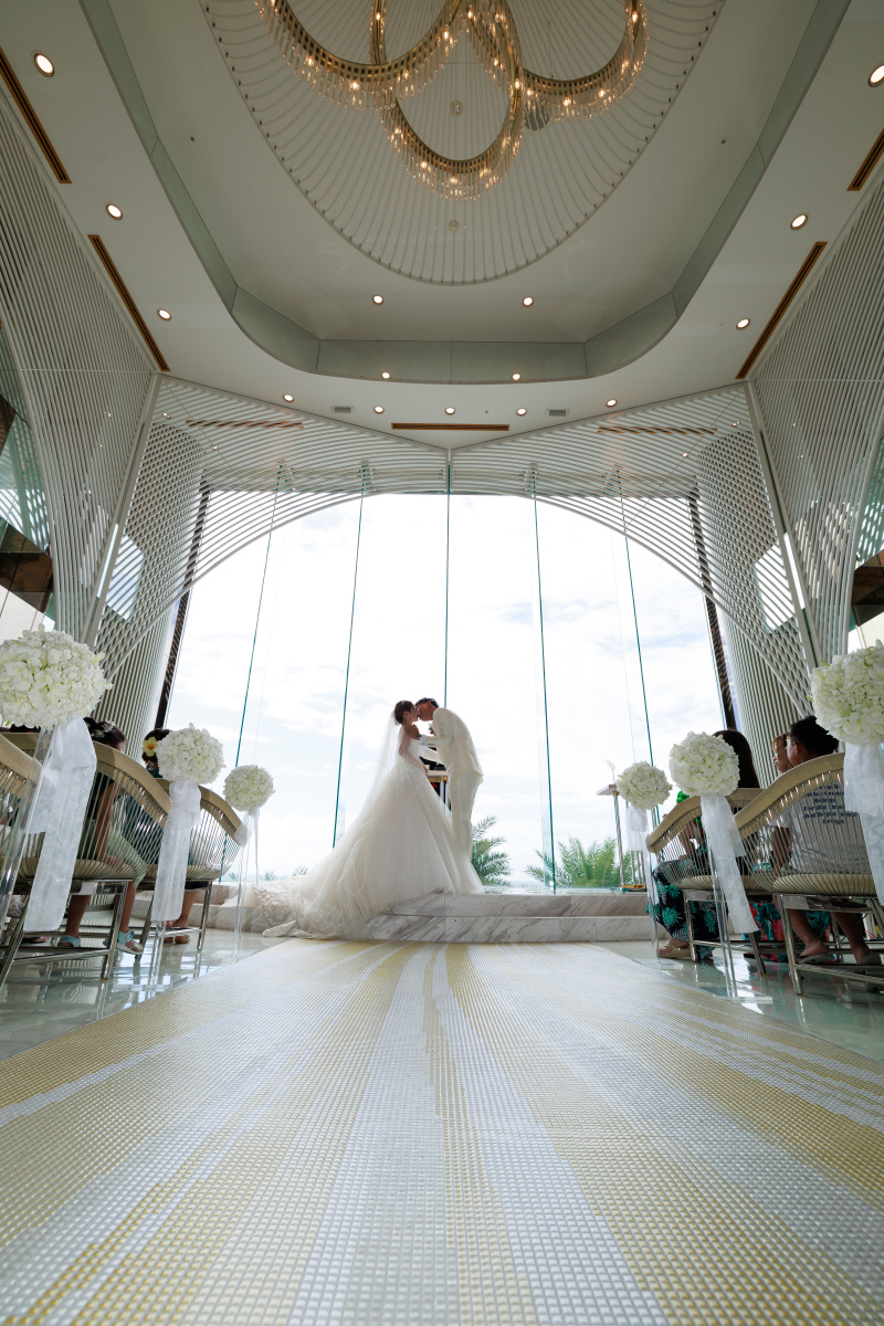 向い合い手を取合ってベールアップ&誓いの口づけへ