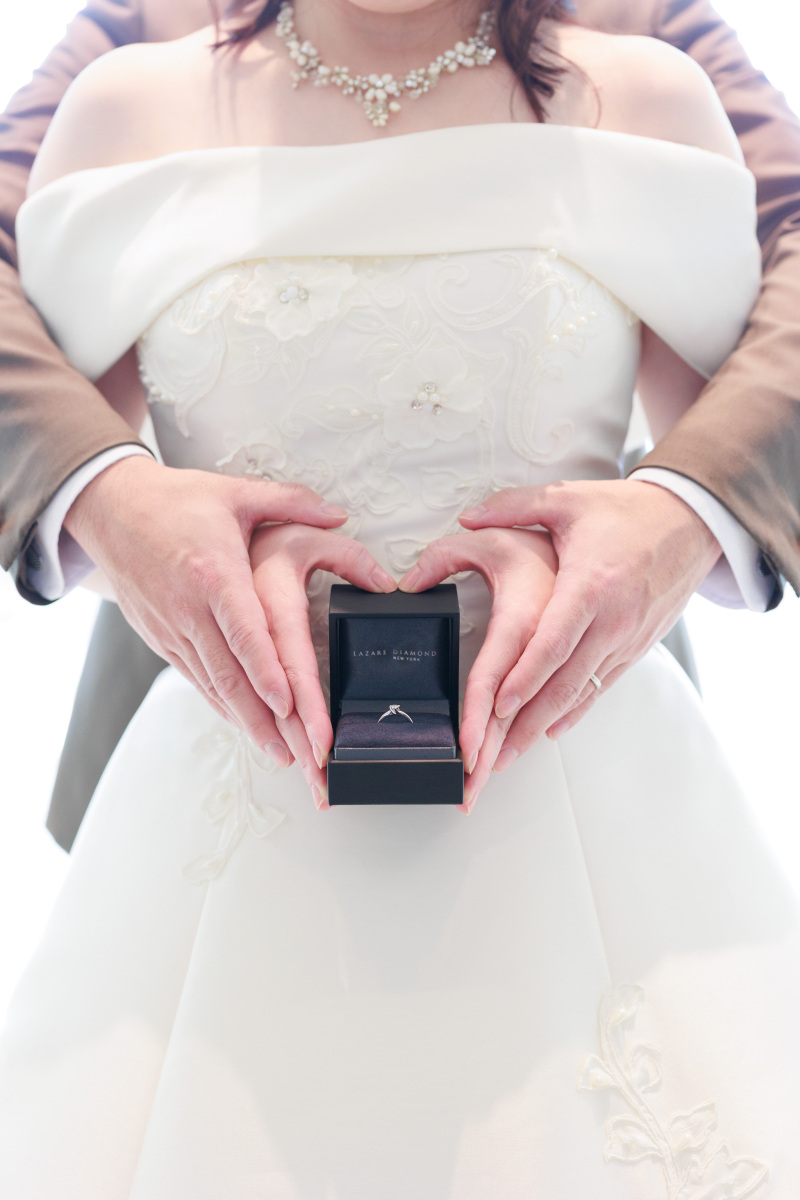 ♡両手を優しくそえて♡輝くリングを主役にした一枚