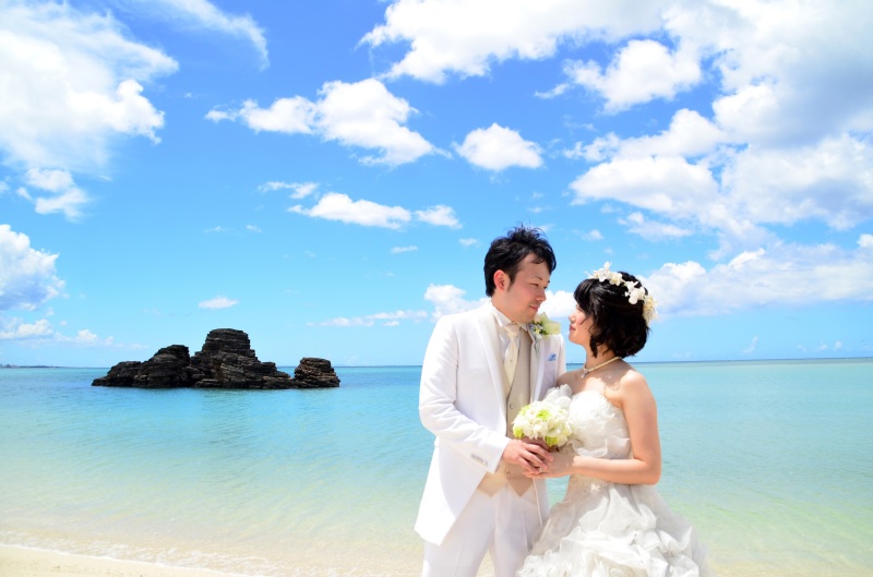 澄み渡る青空の下で