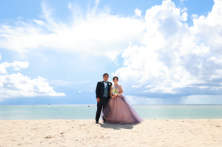 ビーチ×チャペル撮影♡白ドレス×カラードレスで雰囲気を変えてフォトジェニックに＊