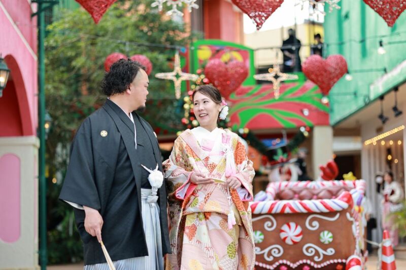 街の色合いと共に、二人の愛が輝くシーン