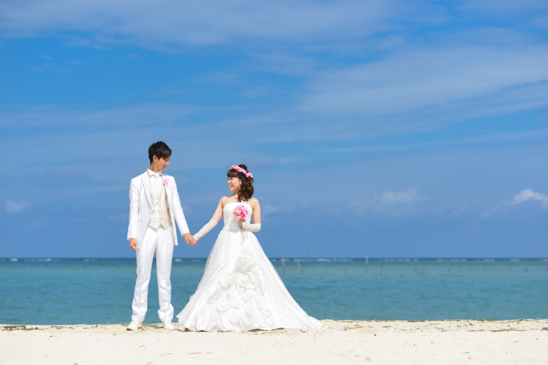 真っ青な空と海、白い砂浜で