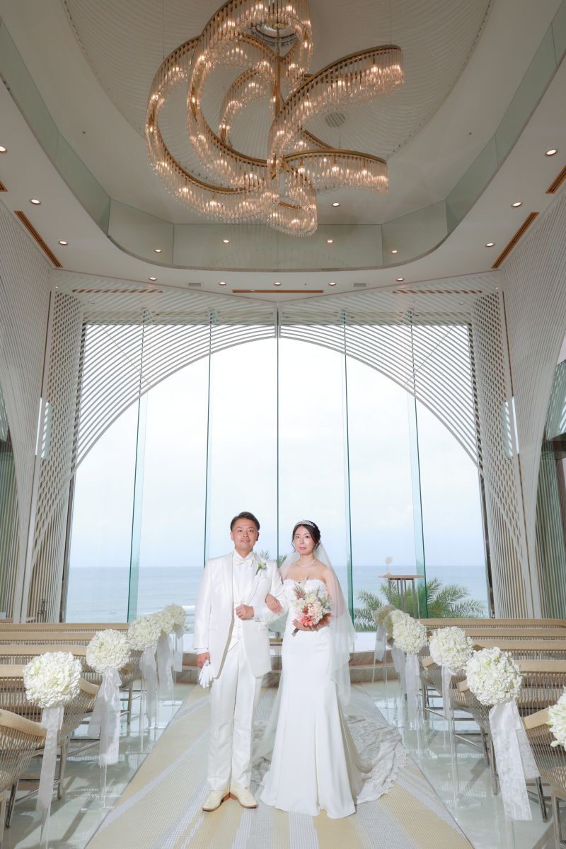 沖縄の美しい風景の中で、愛を育むウエディング撮影