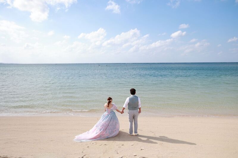 手をつなぎ、海へ心をゆだねて