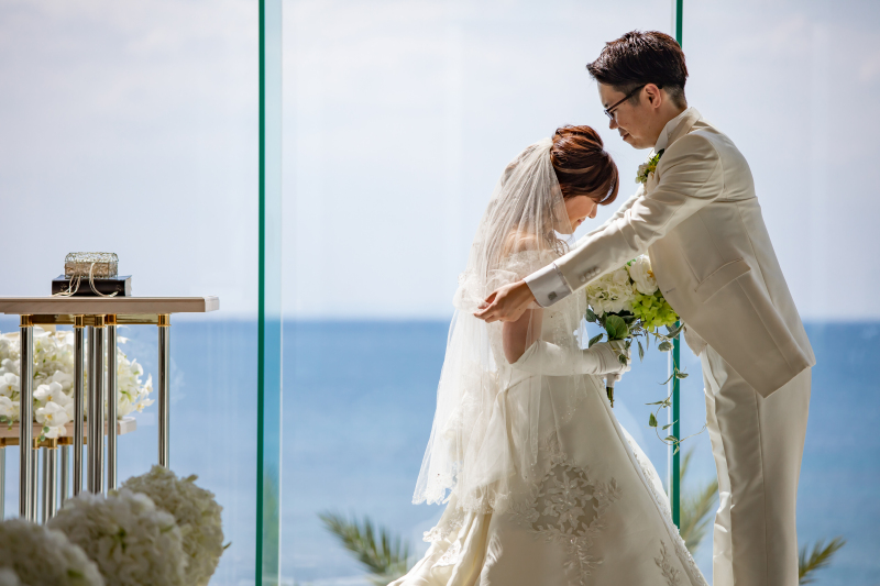 ベールをめくると