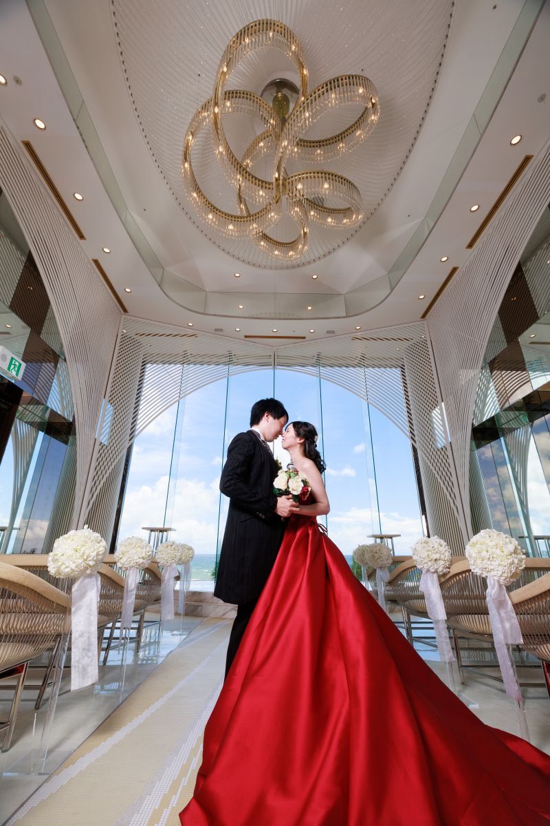 天井にはふたりを見守る、花モチーフのシャンデリア