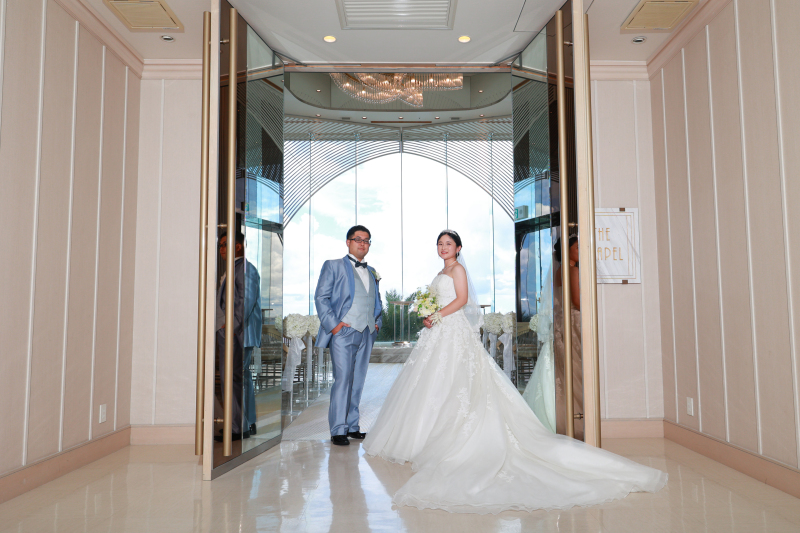 沖縄の美しい風景の中で、愛を育むウエディング撮影