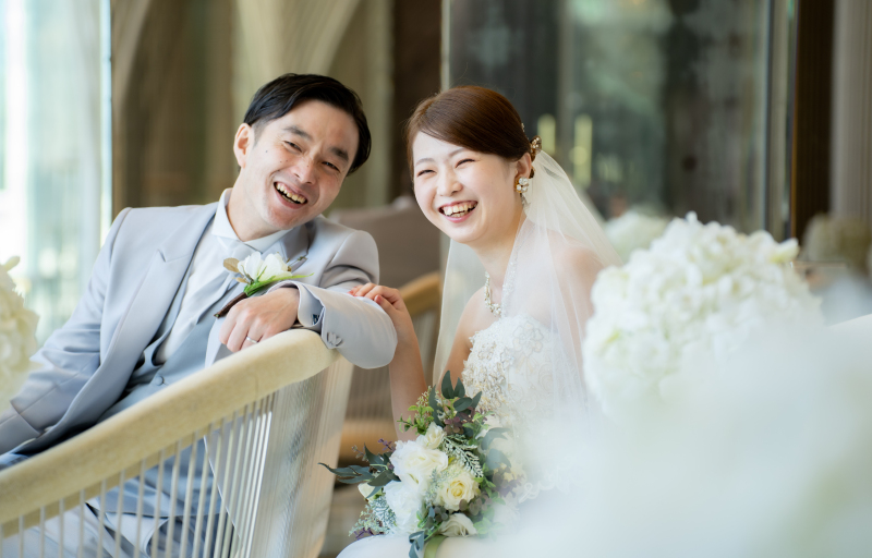 笑顔でお話される二人の、チャペルでのオフショット