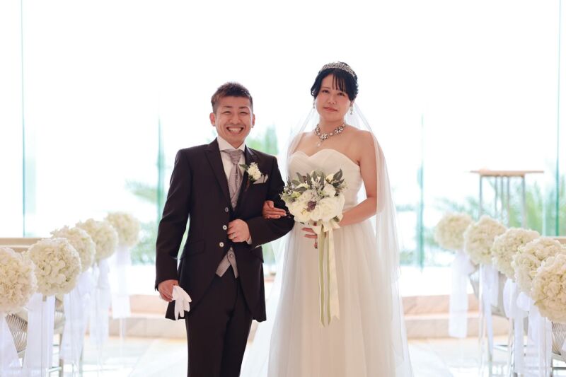 チャペルのあたたかな光に包まれたおふたり♡