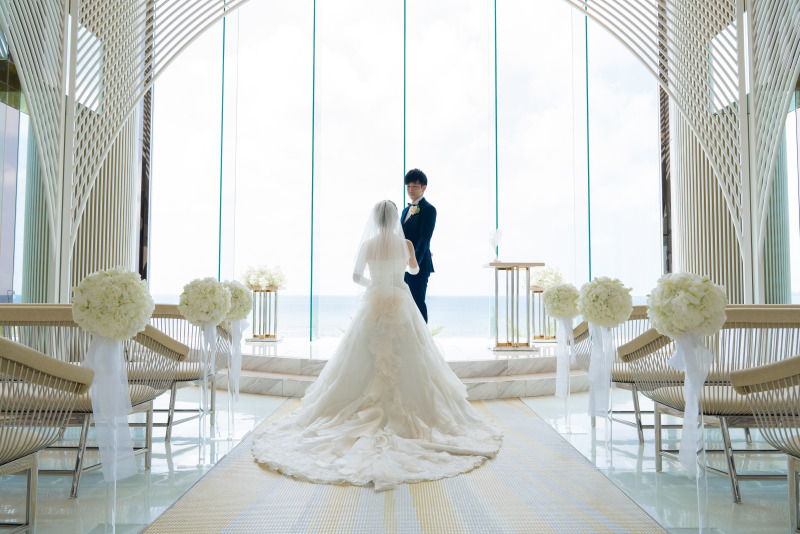 チャペルに映える新郎新婦様