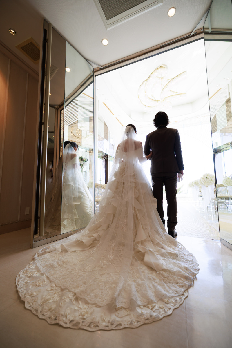 チャペルへ感動の入場シーン♡おふたりの大切な一歩