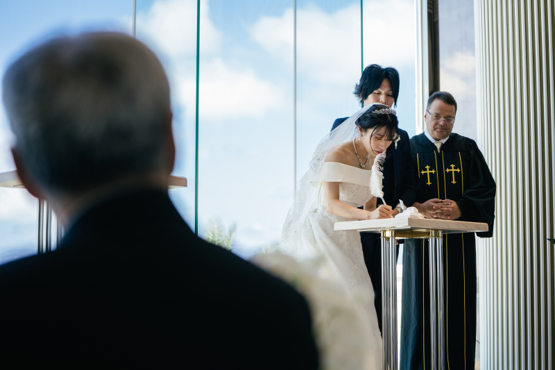 結婚証明書にご署名♡ふたりの明るい未来、愛の証。