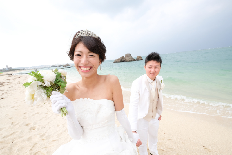 海をバックに笑顔の素敵なお２人様