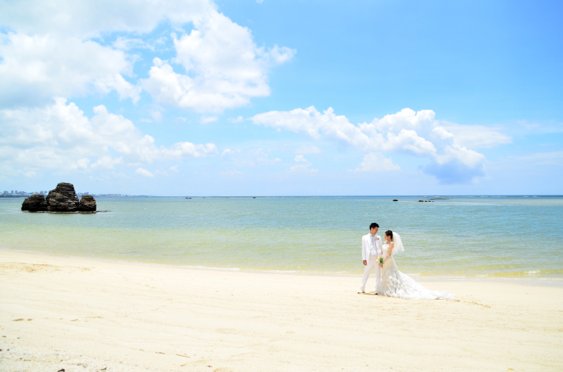 色鮮やかな海をバックに