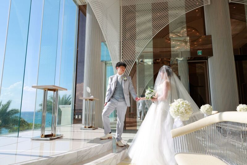 チャペルで絆を結ぶ、祭壇へ花嫁様をエスコートする