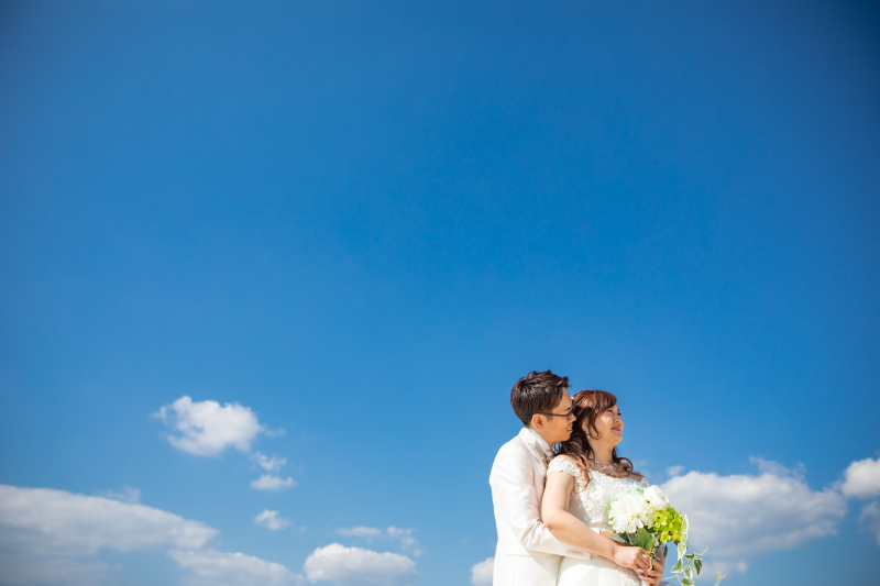 真っ青な空の下で