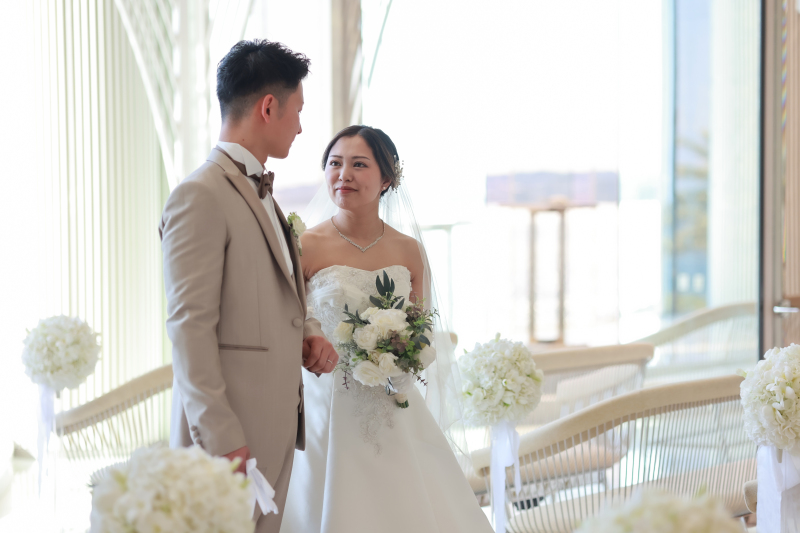 優しい自然光に包まれて、おふたりの幸せオーラ全開