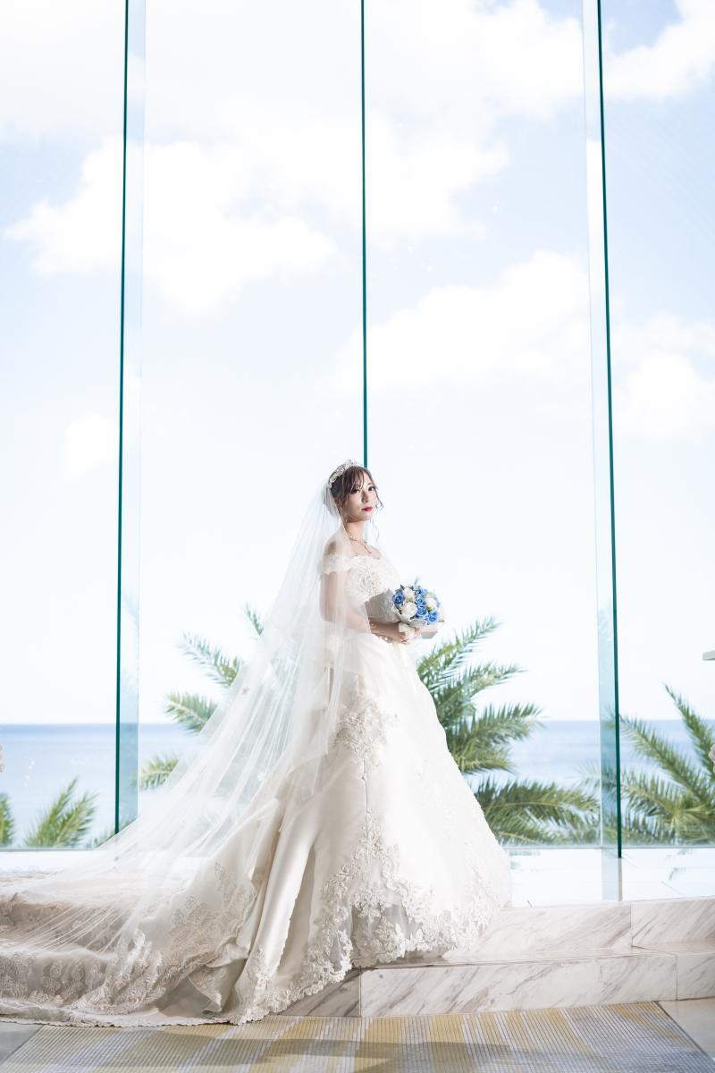 オフショルダーがクラシカルな印象の正統派ドレス*