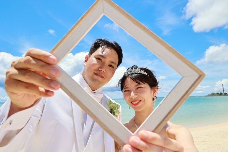 青い海と白い砂浜で永遠の誓いを交わす2人の記念日