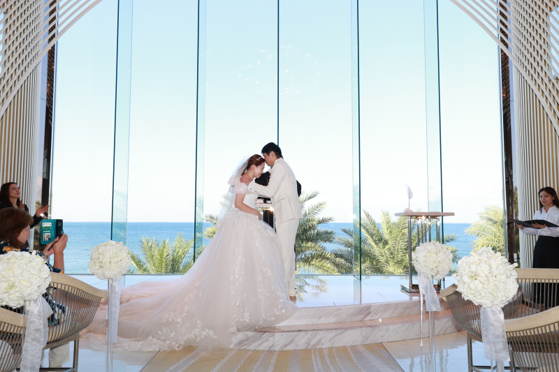 向い合い手を取合ってベールアップ＆誓いの口づけへ