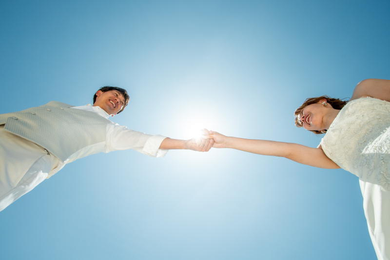 手を取り合って