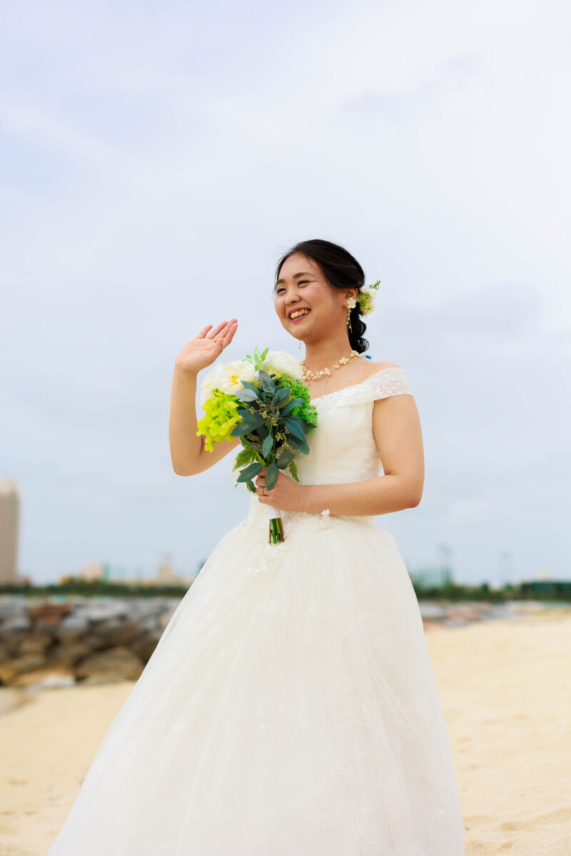 手を振る先には