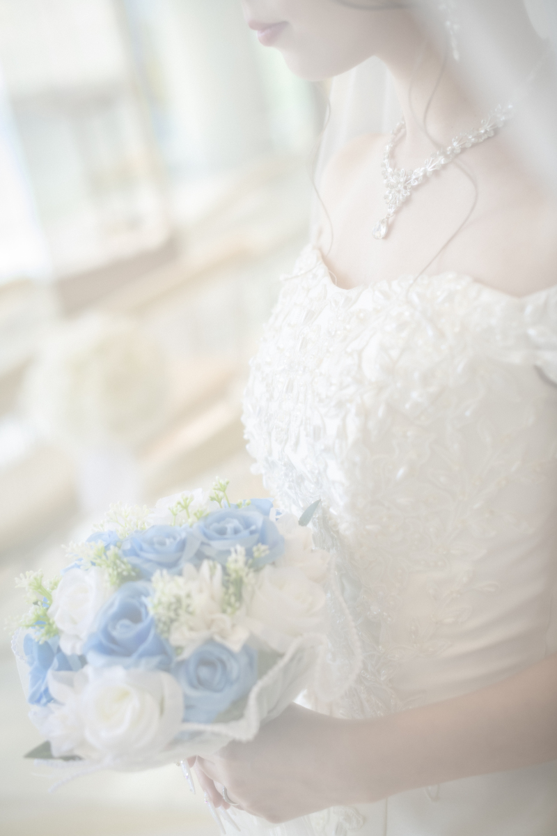 上品なドレスに包まれた美しい新婦様のソロショット