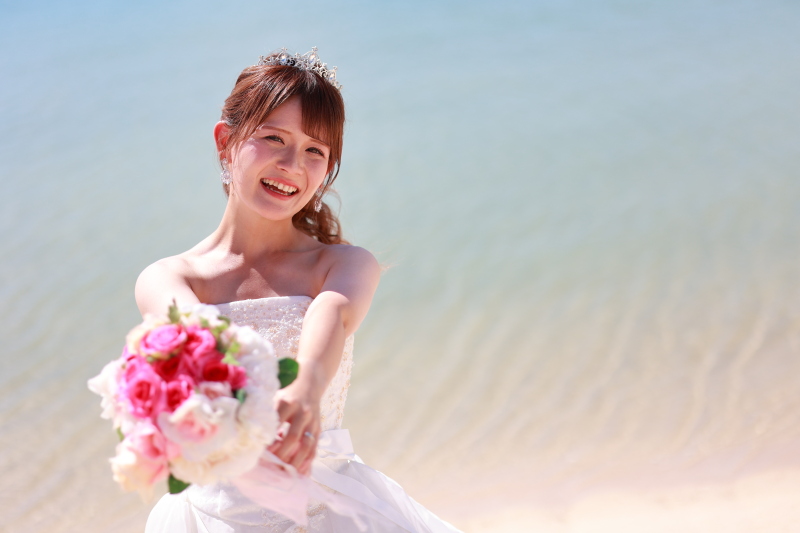 上品なドレスに包まれた可愛い花嫁様のソロショット