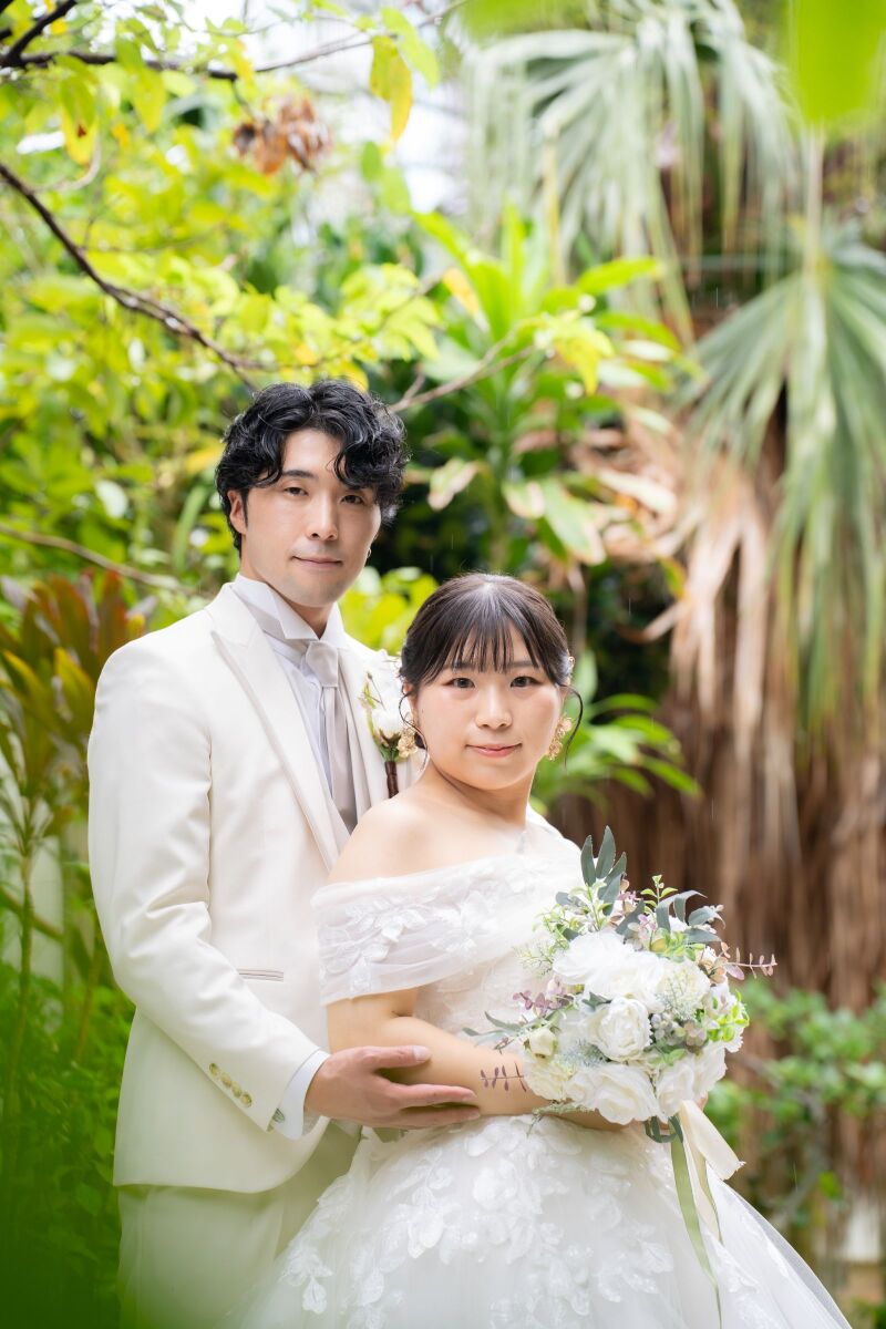 沖縄の美しい風景の中で、愛を育むウエディング撮影