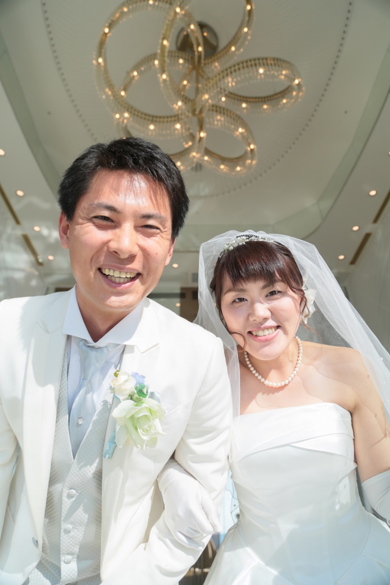 煌めく笑顔とシャンデリア