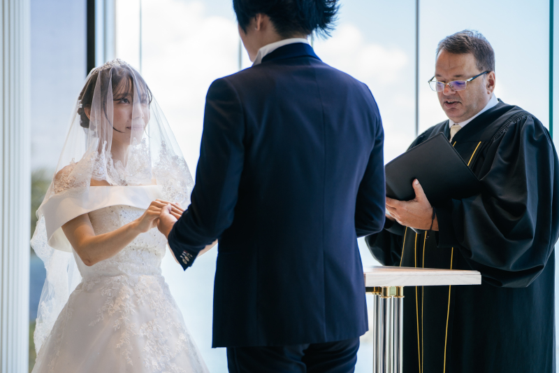 向い合い手を取合ってベールアップ＆誓いの口づけへ