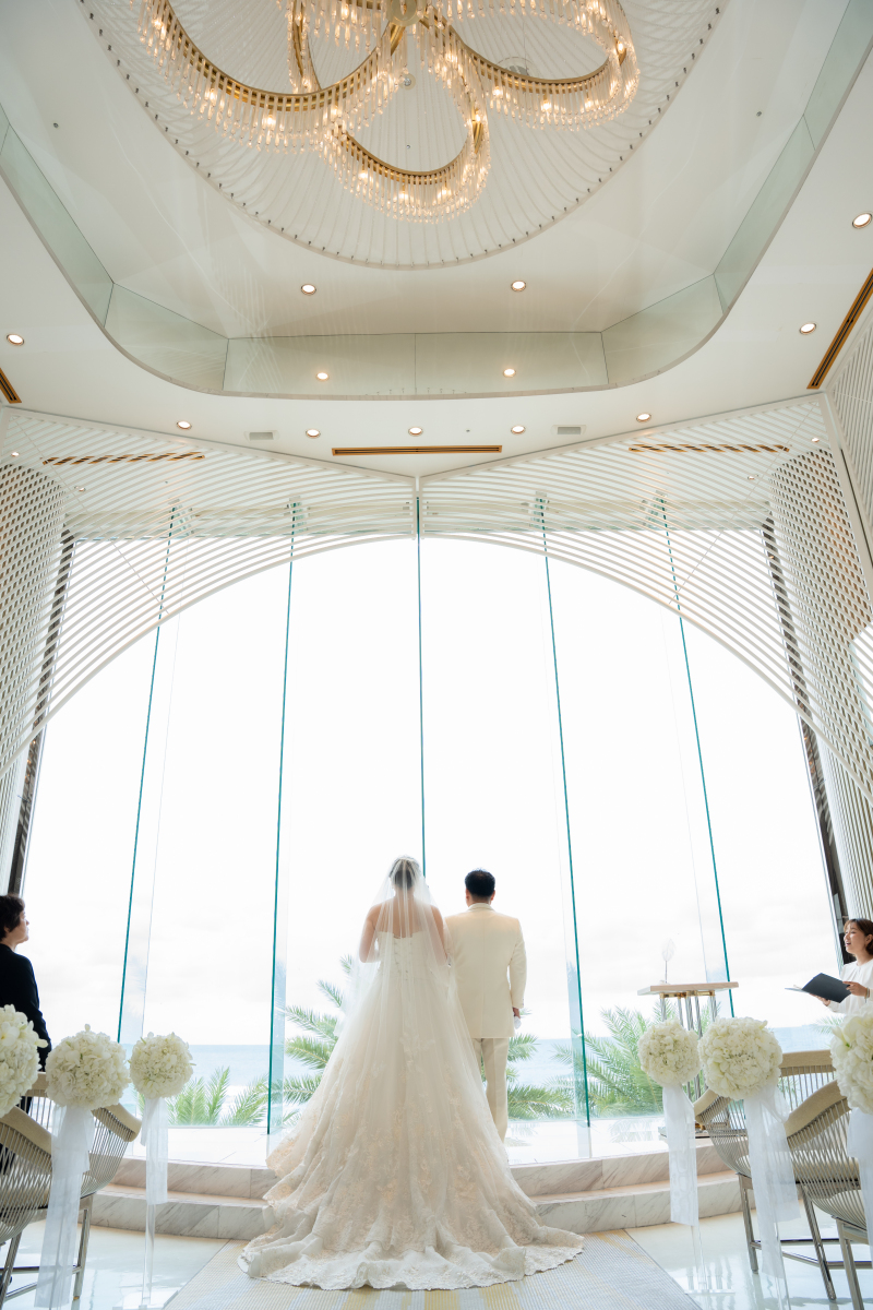 沖縄の美しい風景の中で、愛を育むウエディング撮影