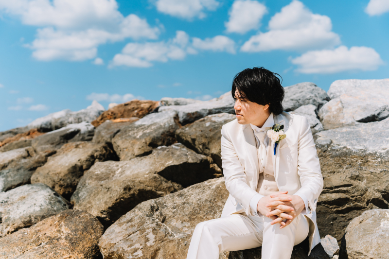 岩場に腰掛けて