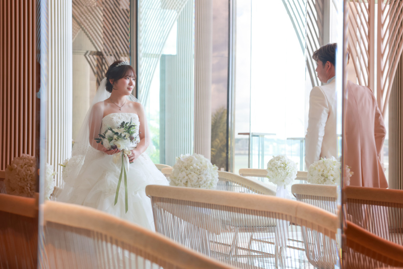 沖縄の美しい風景の中で愛を育むフォトウエディング