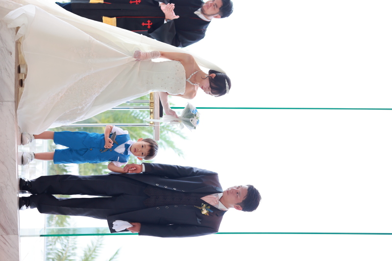 沖縄の美しい風景の中で、愛を育むウエディング撮影