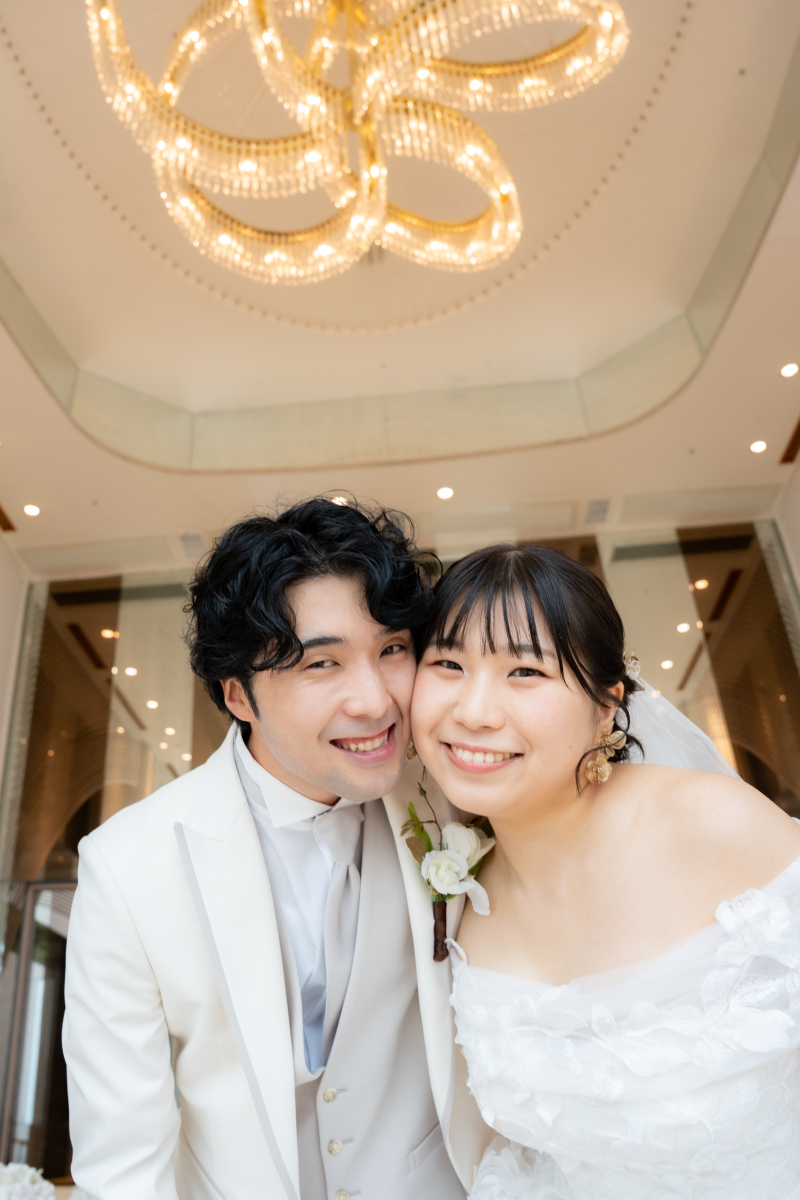 おふたりを見守る、花をモチーフにしたシャンデリア