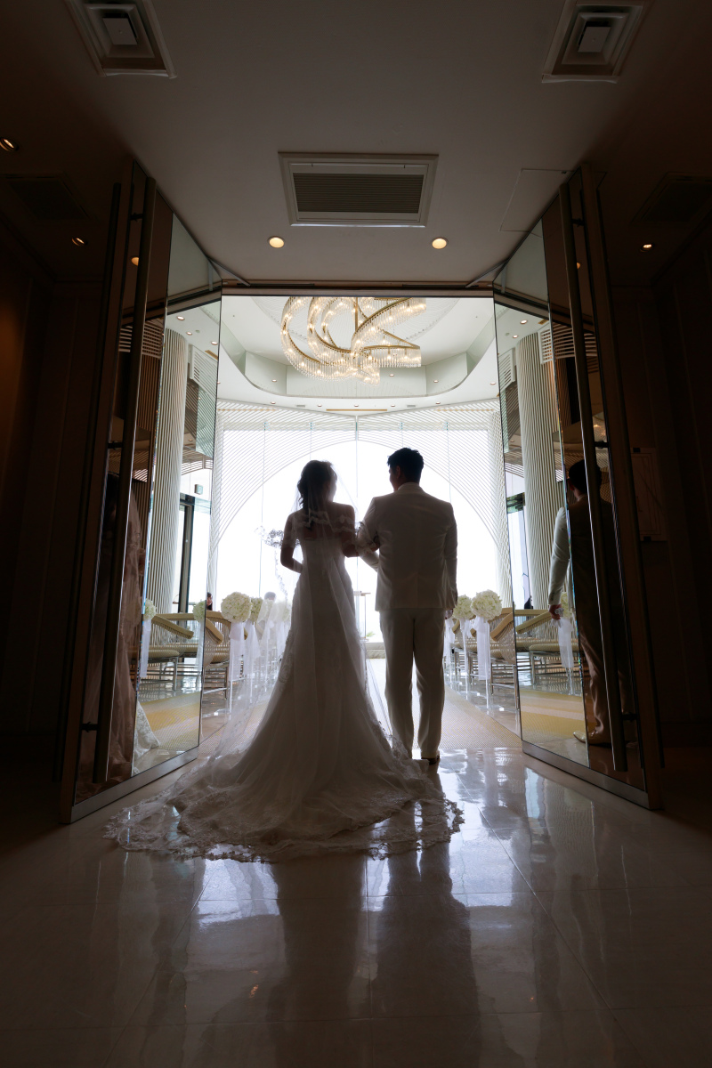 手を組み、チャペルへ。