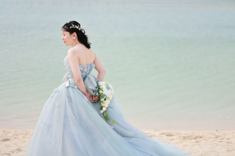 やさしい風に揺れる、後ろ手のブーケ