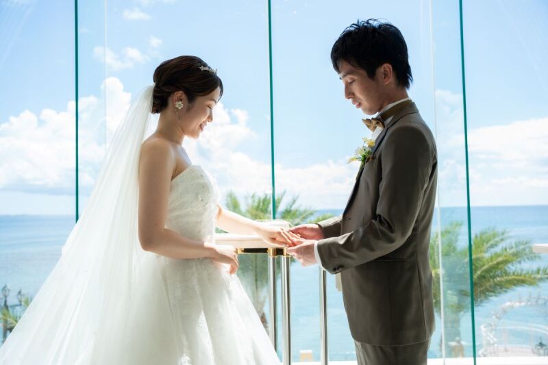 祭壇では手を取り合って、指輪交換の直前シーン♡*