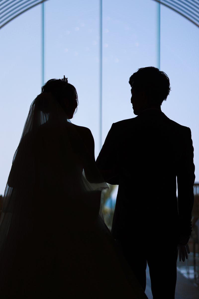 チャペルに差し込む光が見守る愛の誓い♡